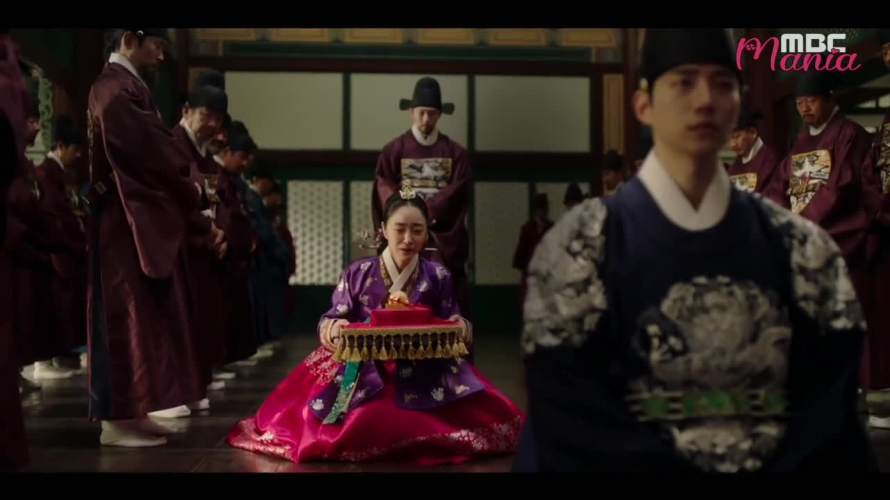 Красный манжет рукава