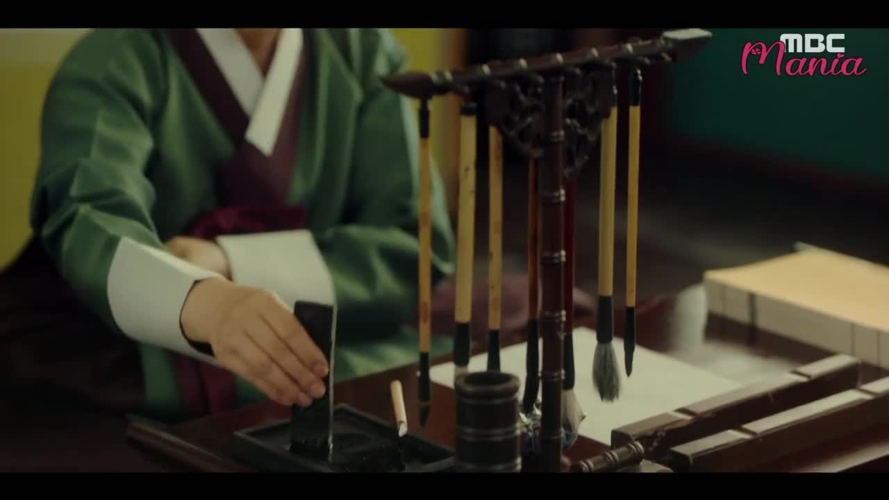 Красный манжет рукава