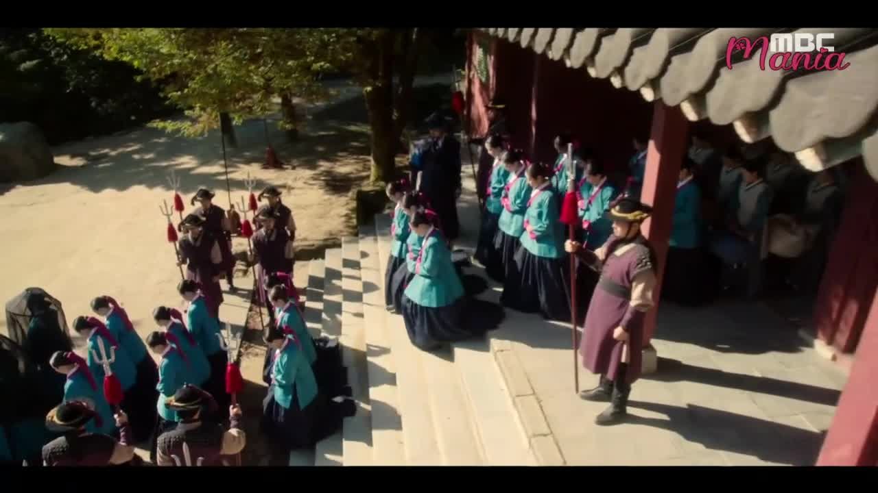 Красный манжет рукава