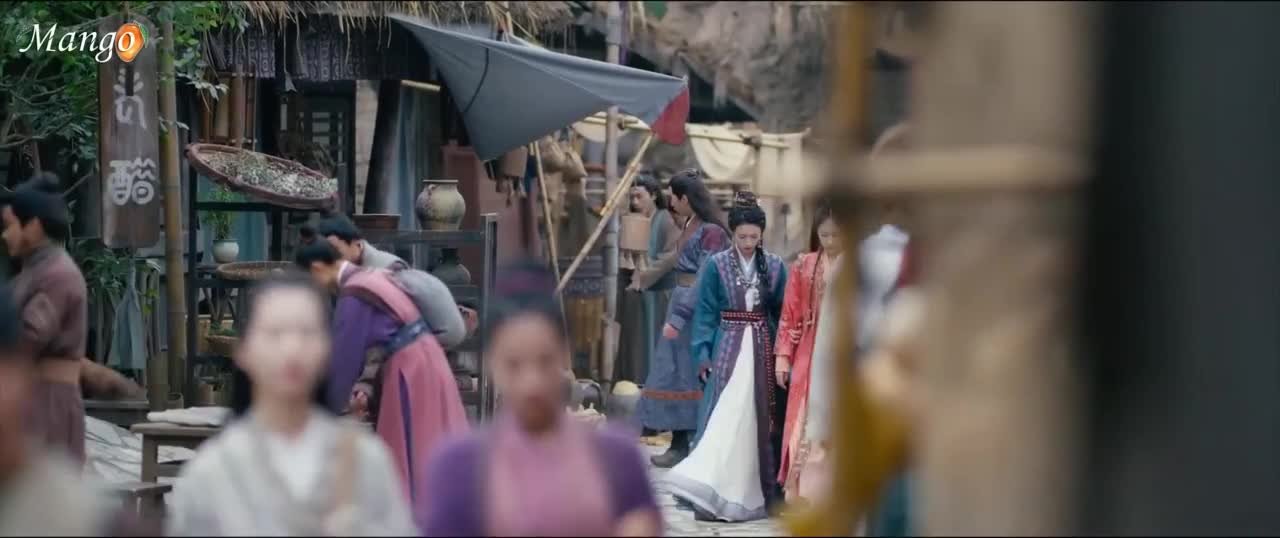 Воды текут вдалеке