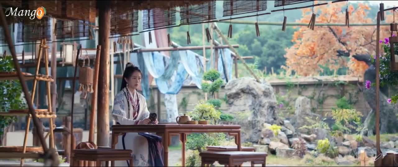 Воды текут вдалеке