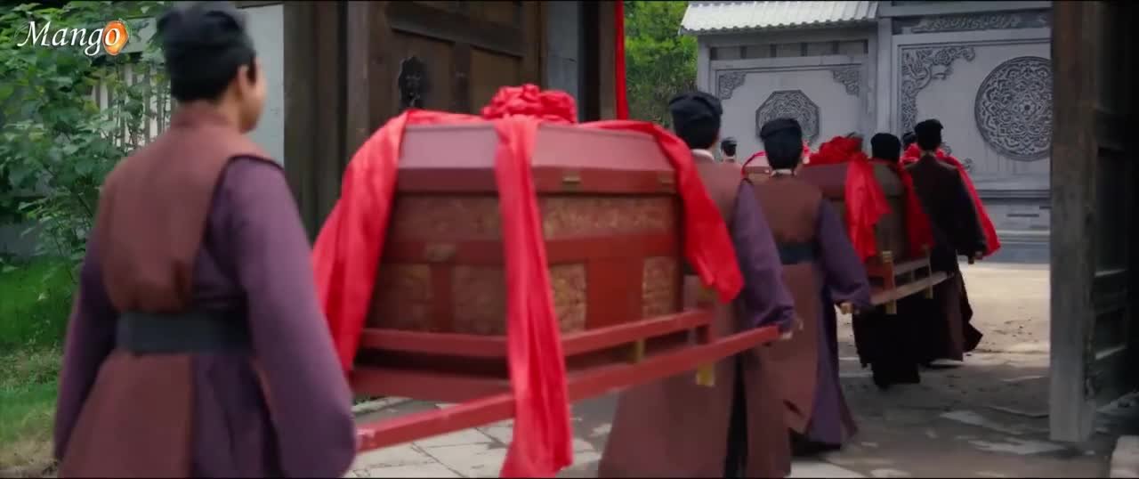 Воды текут вдалеке