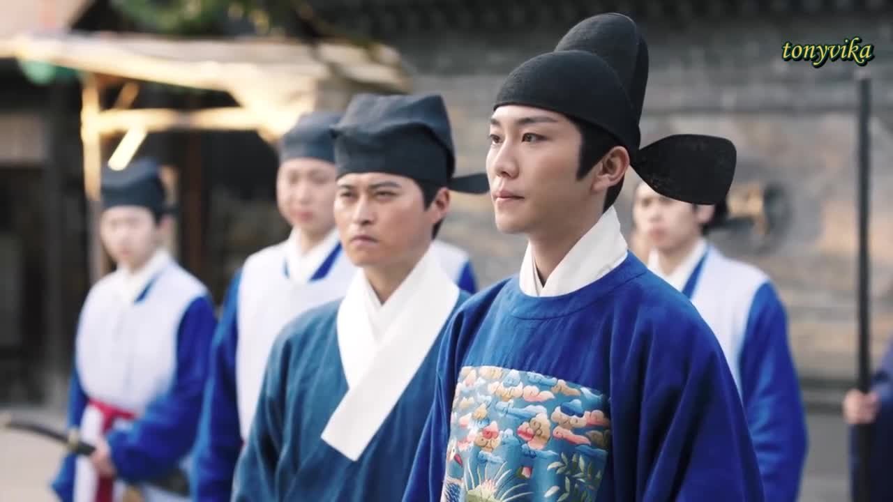 Под светом луны