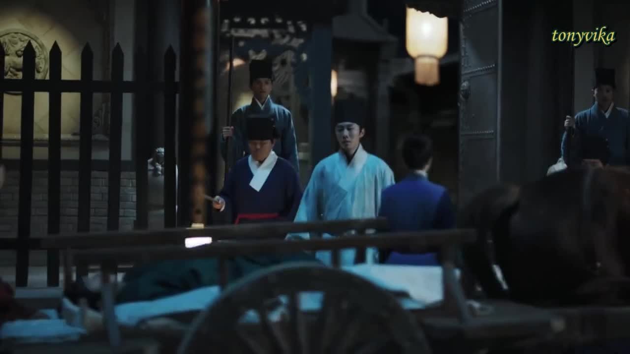 Под светом луны