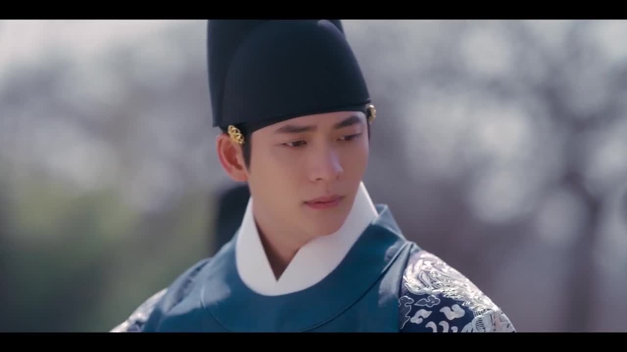 Струящаяся над рекой луна