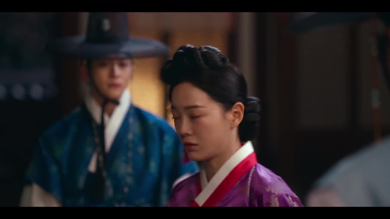 Струящаяся над рекой луна