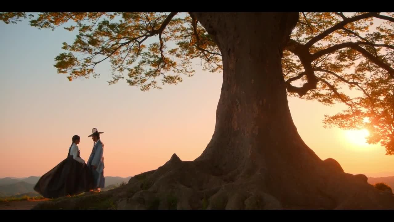 Струящаяся над рекой луна