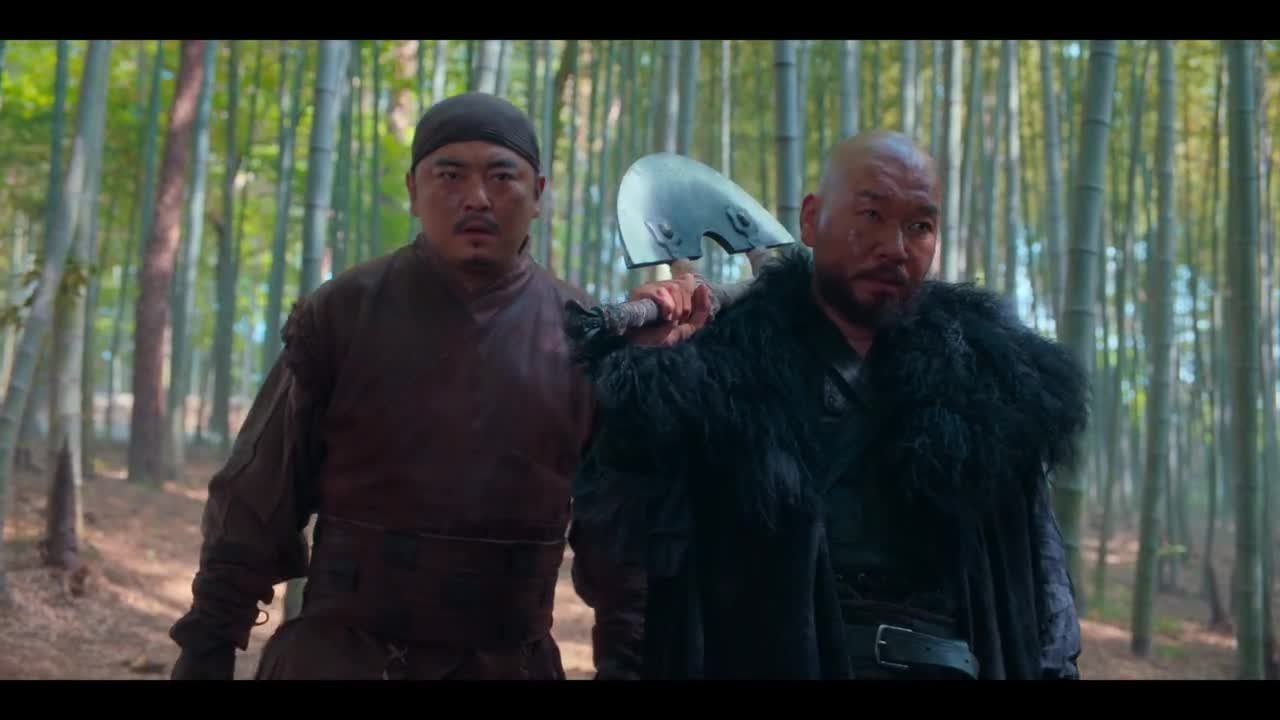 Струящаяся над рекой луна