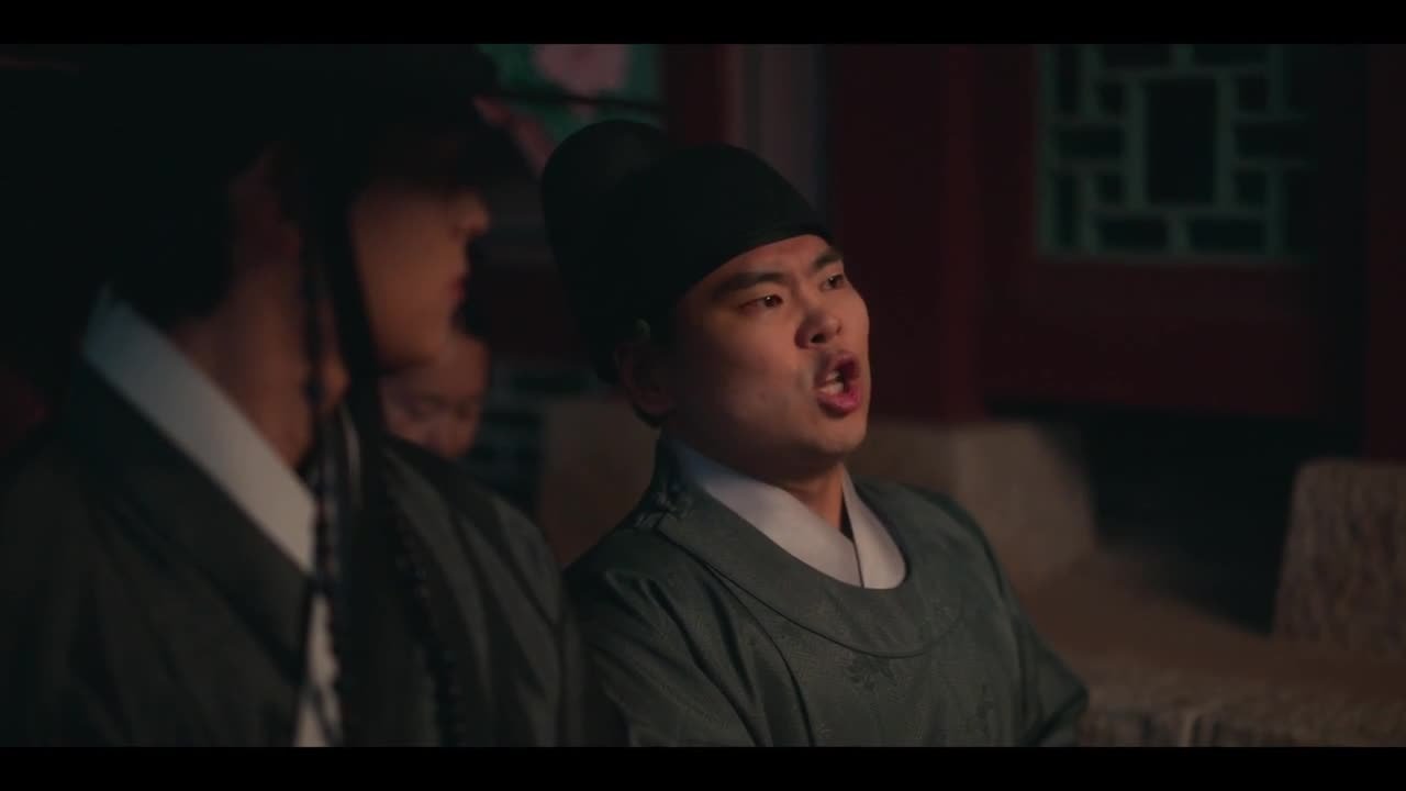 Струящаяся над рекой луна