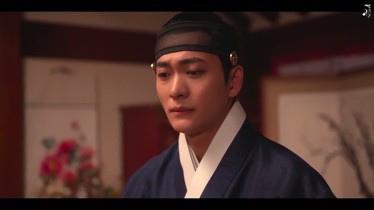 Струящаяся над рекой луна