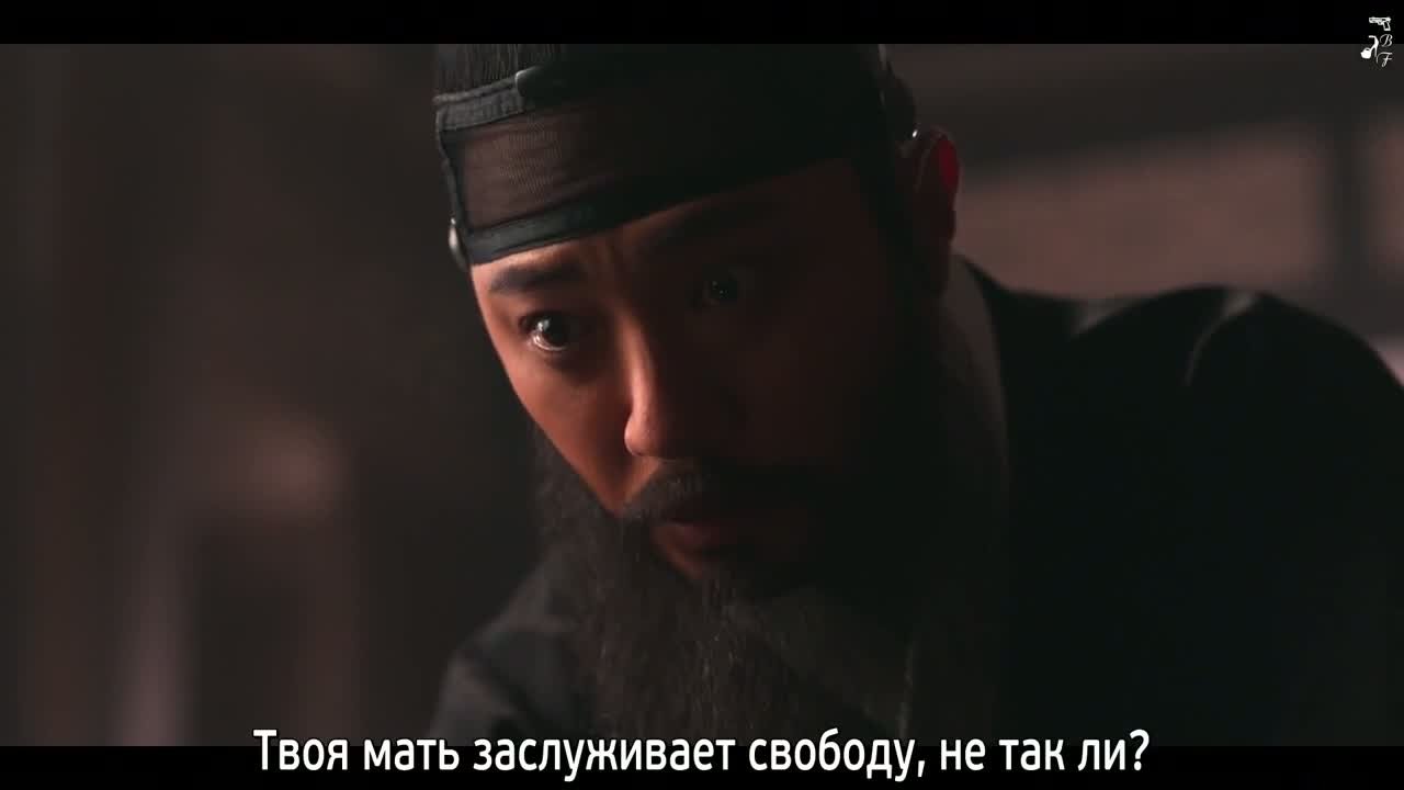 Струящаяся над рекой луна