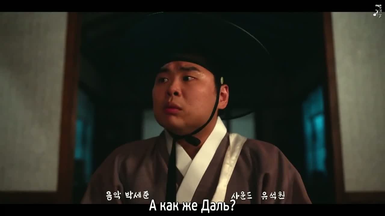 Струящаяся над рекой луна